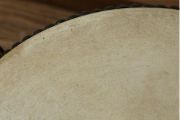 和製アンティーク　宮本卯之助商店　特別上鳴保證　太鼓台・バチ付き　使い込まれた質感が味わい深い欅(ケヤキ)材の平釣太鼓(和太鼓、和楽器、刳り貫き、くりぬき)(R-075337)