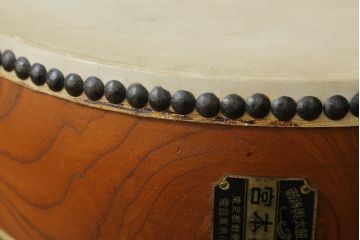 和製アンティーク　宮本卯之助商店　特別上鳴保證　太鼓台・バチ付き　使い込まれた質感が味わい深い欅(ケヤキ)材の平釣太鼓(和太鼓、和楽器、刳り貫き、くりぬき)(R-075337)