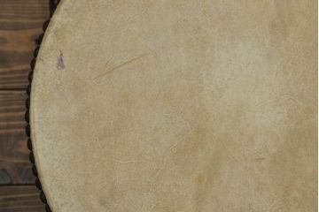 和製アンティーク　宮本卯之助商店　特別上鳴保證　太鼓台・バチ付き　使い込まれた質感が味わい深い欅(ケヤキ)材の平釣太鼓(和太鼓、和楽器、刳り貫き、くりぬき)(R-075337)