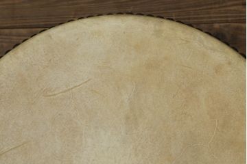 和製アンティーク　宮本卯之助商店　特別上鳴保證　太鼓台・バチ付き　使い込まれた質感が味わい深い欅(ケヤキ)材の平釣太鼓(和太鼓、和楽器、刳り貫き、くりぬき)(R-075337)