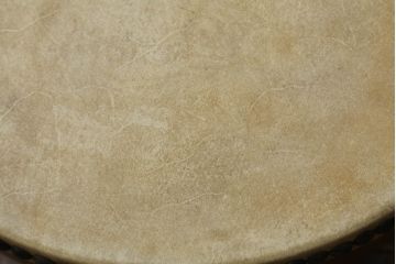 和製アンティーク　宮本卯之助商店　特別上鳴保證　太鼓台・バチ付き　使い込まれた質感が味わい深い欅(ケヤキ)材の平釣太鼓(和太鼓、和楽器、刳り貫き、くりぬき)(R-075337)