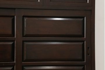 中古　特注デザイン　松本民芸家具　落ち着きのある佇まいが魅力的な食器棚(カップボード、キャビネット、戸棚、収納棚)(定価約80万円)(R-075338)