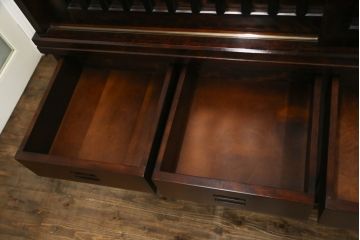 中古　民芸家具　和光　北樹　水屋150K　カバ材　落ち着いた木の色味がシックな雰囲気を醸し出す水屋箪笥(食器棚、戸棚、収納棚、キャビネット)(R-075340)