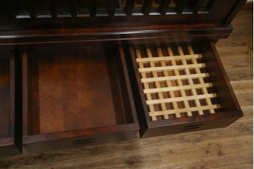 中古　民芸家具　和光　北樹　水屋150K　カバ材　落ち着いた木の色味がシックな雰囲気を醸し出す水屋箪笥(食器棚、戸棚、収納棚、キャビネット)(R-075340)