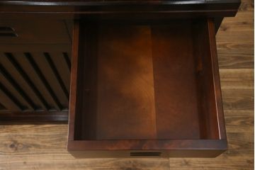 中古　民芸家具　和光　北樹　水屋150K　カバ材　落ち着いた木の色味がシックな雰囲気を醸し出す水屋箪笥(食器棚、戸棚、収納棚、キャビネット)(R-075340)