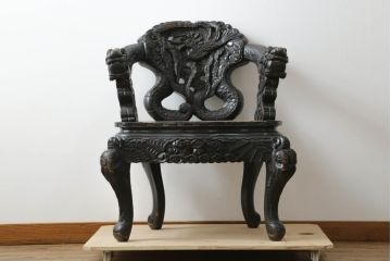 アジアンビンテージ　大迫力!!　龍と鳳凰の彫刻が目を惹く存在感抜群のアームチェア(一人掛け、ダイニングチェア、椅子、イス、板座チェア、ヴィンテージ)(R-075344)