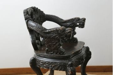 アジアンビンテージ　大迫力!!　龍と鳳凰の彫刻が目を惹く存在感抜群のアームチェア(一人掛け、ダイニングチェア、椅子、イス、板座チェア、ヴィンテージ)(R-075344)
