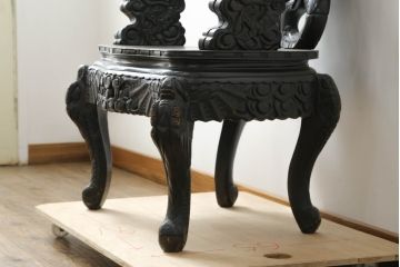 アジアンビンテージ　大迫力!!　龍と鳳凰の彫刻が目を惹く存在感抜群のアームチェア(一人掛け、ダイニングチェア、椅子、イス、板座チェア、ヴィンテージ)(R-075344)