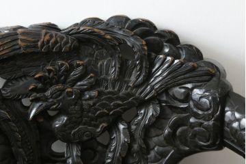 アジアンビンテージ　大迫力!!　龍と鳳凰の彫刻が目を惹く存在感抜群のアームチェア(一人掛け、ダイニングチェア、椅子、イス、板座チェア、ヴィンテージ)(R-075344)