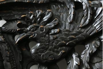 アジアンビンテージ　大迫力!!　龍と鳳凰の彫刻が目を惹く存在感抜群のアームチェア(一人掛け、ダイニングチェア、椅子、イス、板座チェア、ヴィンテージ)(R-075344)
