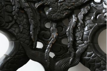 アジアンビンテージ　大迫力!!　龍と鳳凰の彫刻が目を惹く存在感抜群のアームチェア(一人掛け、ダイニングチェア、椅子、イス、板座チェア、ヴィンテージ)(R-075344)
