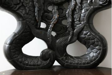 アジアンビンテージ　大迫力!!　龍と鳳凰の彫刻が目を惹く存在感抜群のアームチェア(一人掛け、ダイニングチェア、椅子、イス、板座チェア、ヴィンテージ)(R-075344)