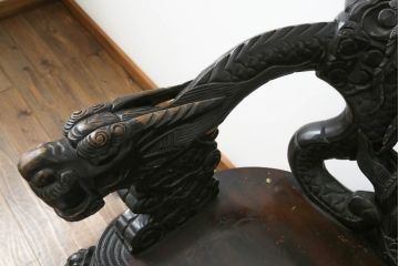 アジアンビンテージ　大迫力!!　龍と鳳凰の彫刻が目を惹く存在感抜群のアームチェア(一人掛け、ダイニングチェア、椅子、イス、板座チェア、ヴィンテージ)(R-075344)