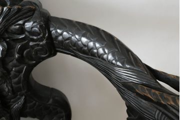 アジアンビンテージ　大迫力!!　龍と鳳凰の彫刻が目を惹く存在感抜群のアームチェア(一人掛け、ダイニングチェア、椅子、イス、板座チェア、ヴィンテージ)(R-075344)