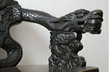 アジアンビンテージ　大迫力!!　龍と鳳凰の彫刻が目を惹く存在感抜群のアームチェア(一人掛け、ダイニングチェア、椅子、イス、板座チェア、ヴィンテージ)(R-075344)