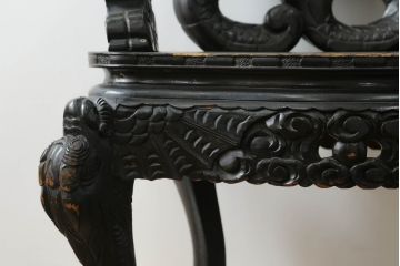 アジアンビンテージ　大迫力!!　龍と鳳凰の彫刻が目を惹く存在感抜群のアームチェア(一人掛け、ダイニングチェア、椅子、イス、板座チェア、ヴィンテージ)(R-075344)