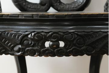 アジアンビンテージ　大迫力!!　龍と鳳凰の彫刻が目を惹く存在感抜群のアームチェア(一人掛け、ダイニングチェア、椅子、イス、板座チェア、ヴィンテージ)(R-075344)