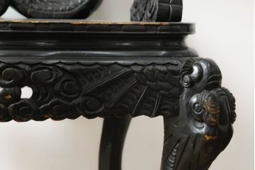 アジアンビンテージ　大迫力!!　龍と鳳凰の彫刻が目を惹く存在感抜群のアームチェア(一人掛け、ダイニングチェア、椅子、イス、板座チェア、ヴィンテージ)(R-075344)