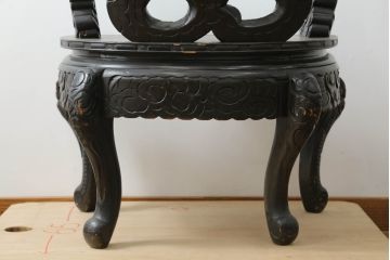 アジアンビンテージ　大迫力!!　龍と鳳凰の彫刻が目を惹く存在感抜群のアームチェア(一人掛け、ダイニングチェア、椅子、イス、板座チェア、ヴィンテージ)(R-075344)