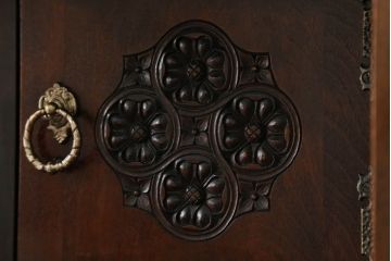 和製ビンテージ　高級品!!　神戸洋家具　桜材　美しい彫刻のライティングビューロー(ワークデスク、簿記机、収納棚、戸棚、在宅用、在宅ワーク用、ヴィンテージ)(R-075346)
