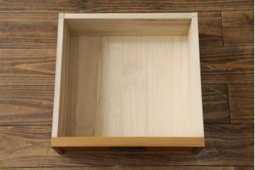 中古　美品!!　高級品　品のある佇まいが目を惹く屋久杉の茶箪笥(食器棚、収納棚、戸棚、キャビネット、引き出し、店舗什器)(定価約65万円)(R-075350)