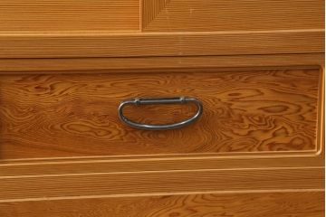 中古　美品!!　高級品　品のある佇まいが目を惹く屋久杉の茶箪笥(食器棚、収納棚、戸棚、キャビネット、引き出し、店舗什器)(定価約65万円)(R-075350)