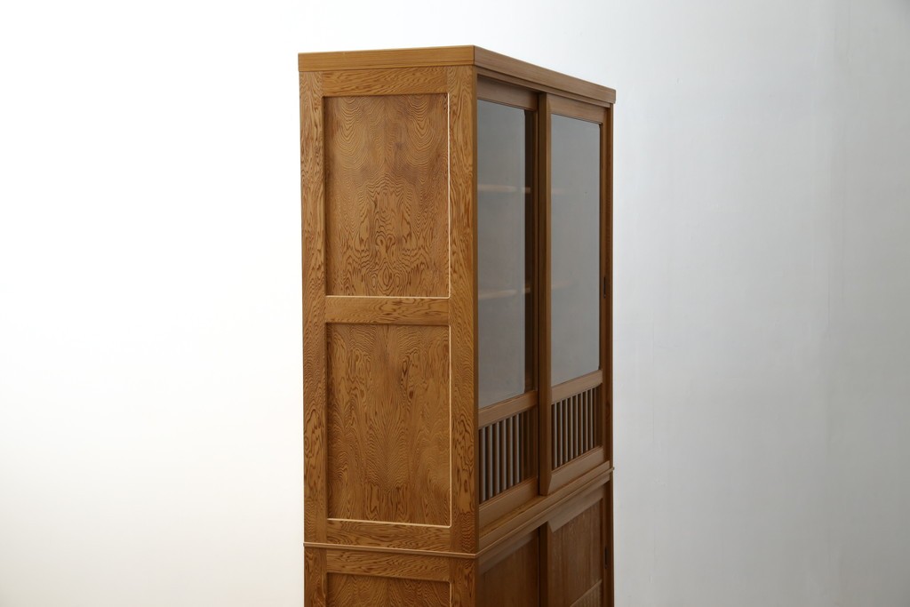 中古　美品!!　高級品　品のある佇まいが目を惹く屋久杉の茶箪笥　定価約65万円相当　(R-075350)