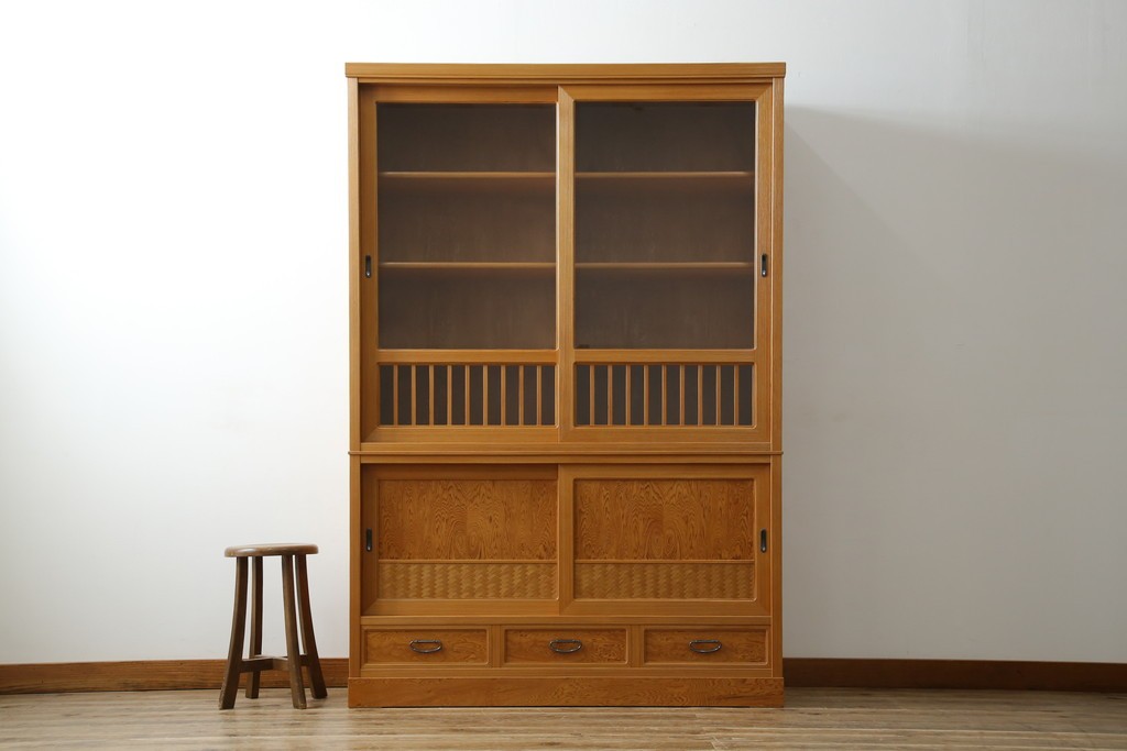 中古　美品!!　高級品　品のある佇まいが目を惹く屋久杉の茶箪笥　定価約65万円相当　(R-075350)