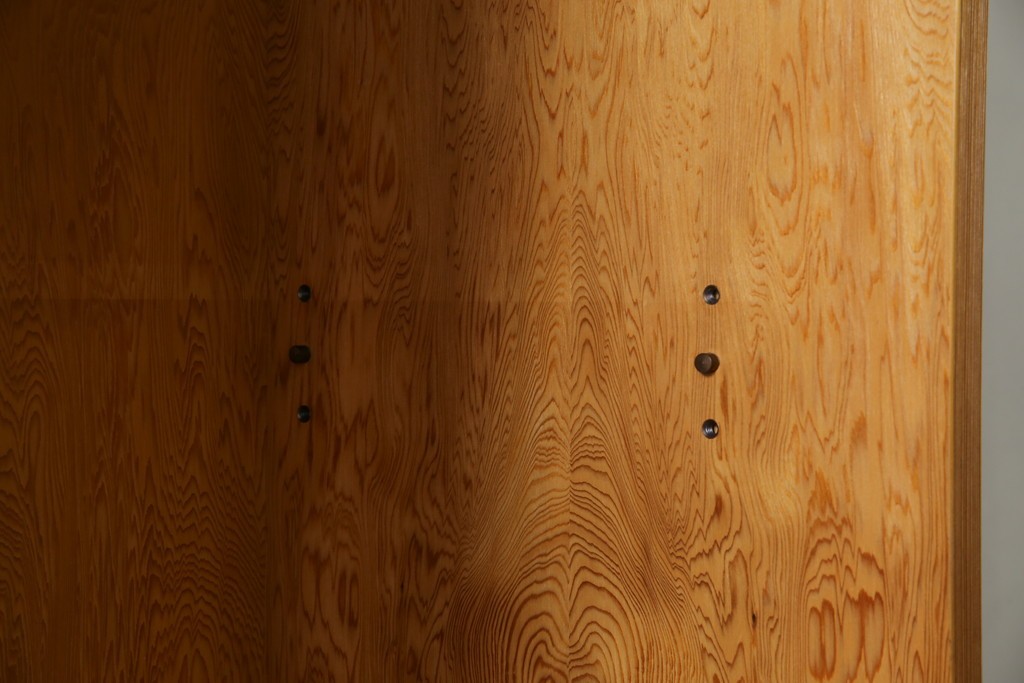 中古　美品!!　高級品　品のある佇まいが目を惹く屋久杉の茶箪笥　定価約65万円相当　(R-075350)