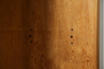 中古　美品!!　高級品　品のある佇まいが目を惹く屋久杉の茶箪笥　定価約65万円相当　(R-075350)