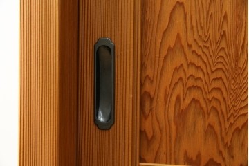 中古　美品!!　高級品　品のある佇まいが目を惹く屋久杉の茶箪笥　定価約65万円相当　(R-075350)