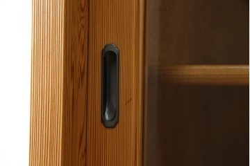 中古　美品!!　高級品　品のある佇まいが目を惹く屋久杉の茶箪笥　定価約65万円相当　(R-075350)