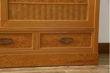 中古　美品!!　高級品　品のある佇まいが目を惹く屋久杉の茶箪笥　定価約65万円相当　(R-075350)