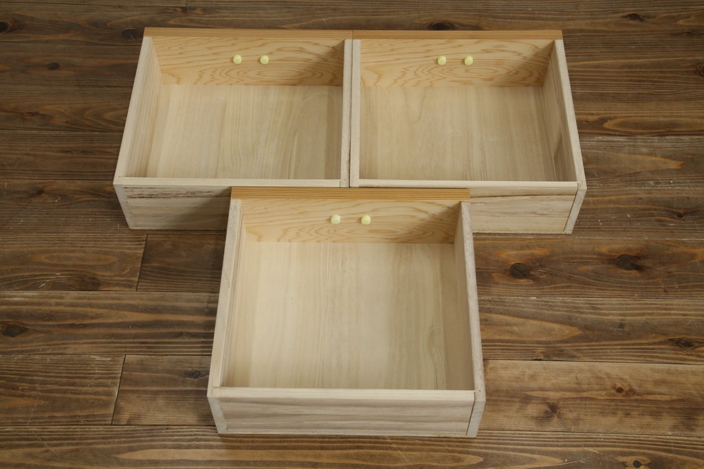 中古　美品!!　高級品　品のある佇まいが目を惹く屋久杉の茶箪笥　定価約65万円相当　(R-075350)