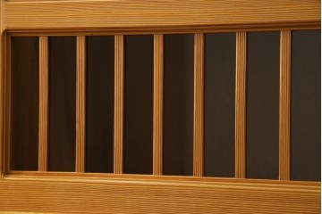 中古　美品!!　高級品　品のある佇まいが目を惹く屋久杉の茶箪笥　定価約65万円相当　(R-075350)