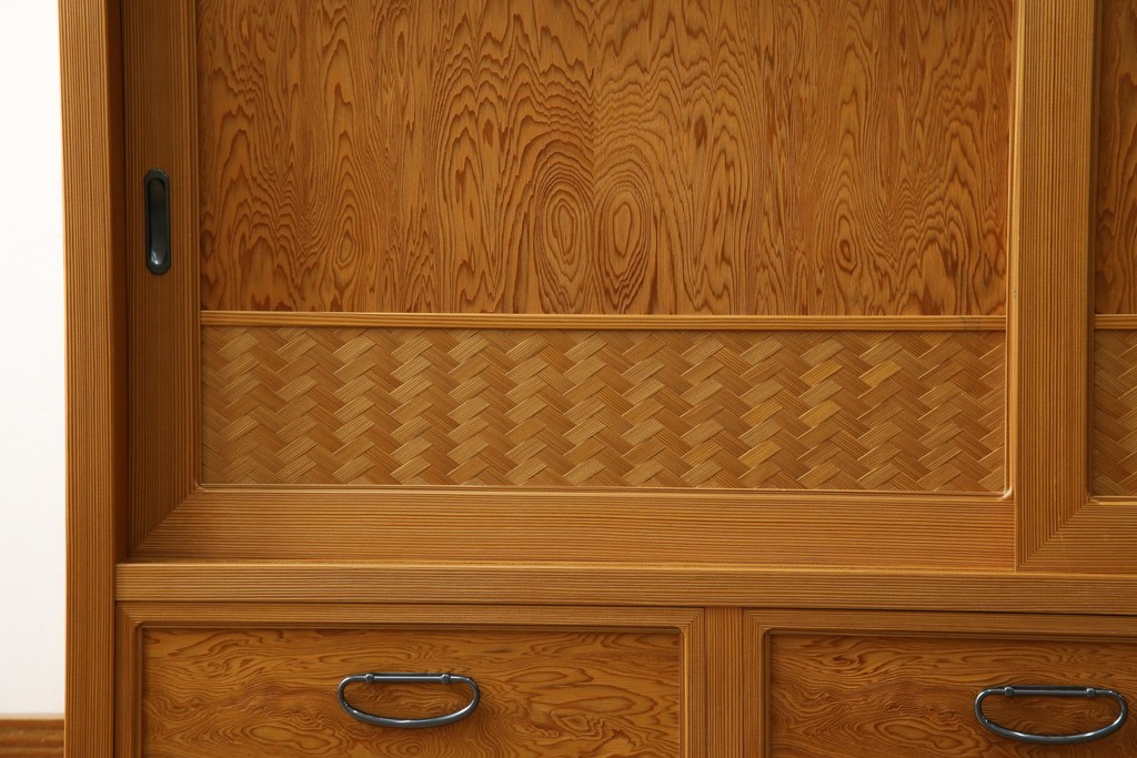 中古　美品!!　高級品　品のある佇まいが目を惹く屋久杉の茶箪笥　定価約65万円相当　(R-075350)