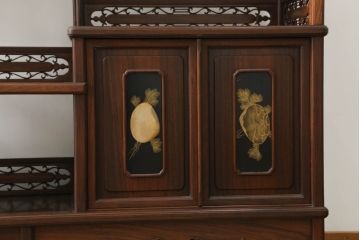 和製ビンテージ　最高級!!　指物師　好菊作　総紫檀(シタン)材　高蒔絵入り　品のある佇まいが魅力の隠し引き出し付き飾り棚(茶棚、違い棚、戸棚、収納棚、ヴィンテージ)(R-075355)