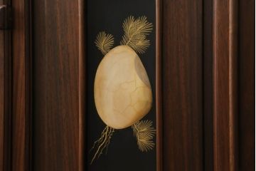 和製ビンテージ　最高級!!　指物師　好菊作　総紫檀(シタン)材　高蒔絵入り　品のある佇まいが魅力の隠し引き出し付き飾り棚(茶棚、違い棚、戸棚、収納棚、ヴィンテージ)(R-075355)