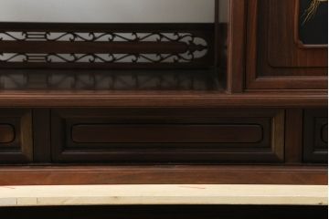 和製ビンテージ　最高級!!　指物師　好菊作　総紫檀(シタン)材　高蒔絵入り　品のある佇まいが魅力の隠し引き出し付き飾り棚(茶棚、違い棚、戸棚、収納棚、ヴィンテージ)(R-075355)