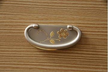 中古　美品!!　一峰刀　柔らかな色合いが魅力的な加茂総桐箪笥(胴丸、総桐たんす、衣装箪笥、着物箪笥、和タンス、引き出し、)(定価約100万円)(R-075356)