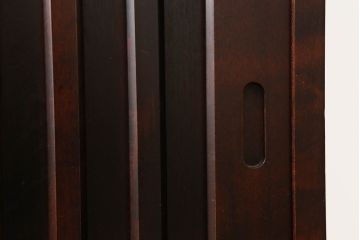 中古　国産民芸家具　和モダンな空間づくりにも活躍するキャビネット(食器棚、飾り棚、収納棚、戸棚、カップボード)(R-075357)