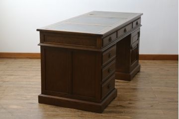 中古　old charm(オールドチャーム)　オーク材　深みのある色合いとアンティーク調のデザインが魅力的な組立て式両袖机(デスク、ニーホールデスク、プレジデントデスク、在宅用、在宅ワーク用、英国)(R-075358)