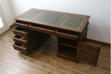 中古　old charm(オールドチャーム)　オーク材　深みのある色合いとアンティーク調のデザインが魅力的な組立て式両袖机(デスク、ニーホールデスク、プレジデントデスク、在宅用、在宅ワーク用、英国)(R-075358)