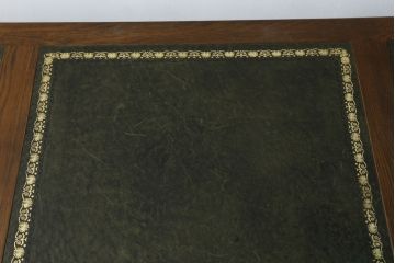 中古　old charm(オールドチャーム)　オーク材　深みのある色合いとアンティーク調のデザインが魅力的な組立て式両袖机(デスク、ニーホールデスク、プレジデントデスク、在宅用、在宅ワーク用、英国)(R-075358)