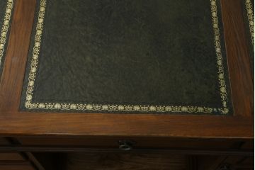 中古　old charm(オールドチャーム)　オーク材　深みのある色合いとアンティーク調のデザインが魅力的な組立て式両袖机(デスク、ニーホールデスク、プレジデントデスク、在宅用、在宅ワーク用、英国)(R-075358)