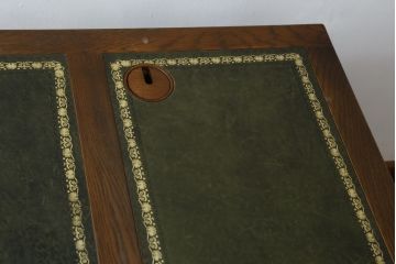 中古　old charm(オールドチャーム)　オーク材　深みのある色合いとアンティーク調のデザインが魅力的な組立て式両袖机(デスク、ニーホールデスク、プレジデントデスク、在宅用、在宅ワーク用、英国)(R-075358)