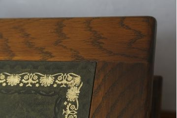 中古　old charm(オールドチャーム)　オーク材　深みのある色合いとアンティーク調のデザインが魅力的な組立て式両袖机(デスク、ニーホールデスク、プレジデントデスク、在宅用、在宅ワーク用、英国)(R-075358)