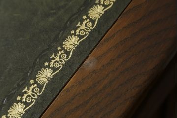 中古　old charm(オールドチャーム)　オーク材　深みのある色合いとアンティーク調のデザインが魅力的な組立て式両袖机(デスク、ニーホールデスク、プレジデントデスク、在宅用、在宅ワーク用、英国)(R-075358)