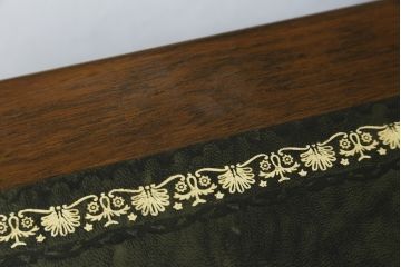 中古　old charm(オールドチャーム)　オーク材　深みのある色合いとアンティーク調のデザインが魅力的な組立て式両袖机(デスク、ニーホールデスク、プレジデントデスク、在宅用、在宅ワーク用、英国)(R-075358)