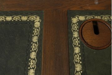 中古　old charm(オールドチャーム)　オーク材　深みのある色合いとアンティーク調のデザインが魅力的な組立て式両袖机(デスク、ニーホールデスク、プレジデントデスク、在宅用、在宅ワーク用、英国)(R-075358)